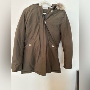 Woolrich Down Green Coat with Fur hood. Suitable for all cold weather climates.